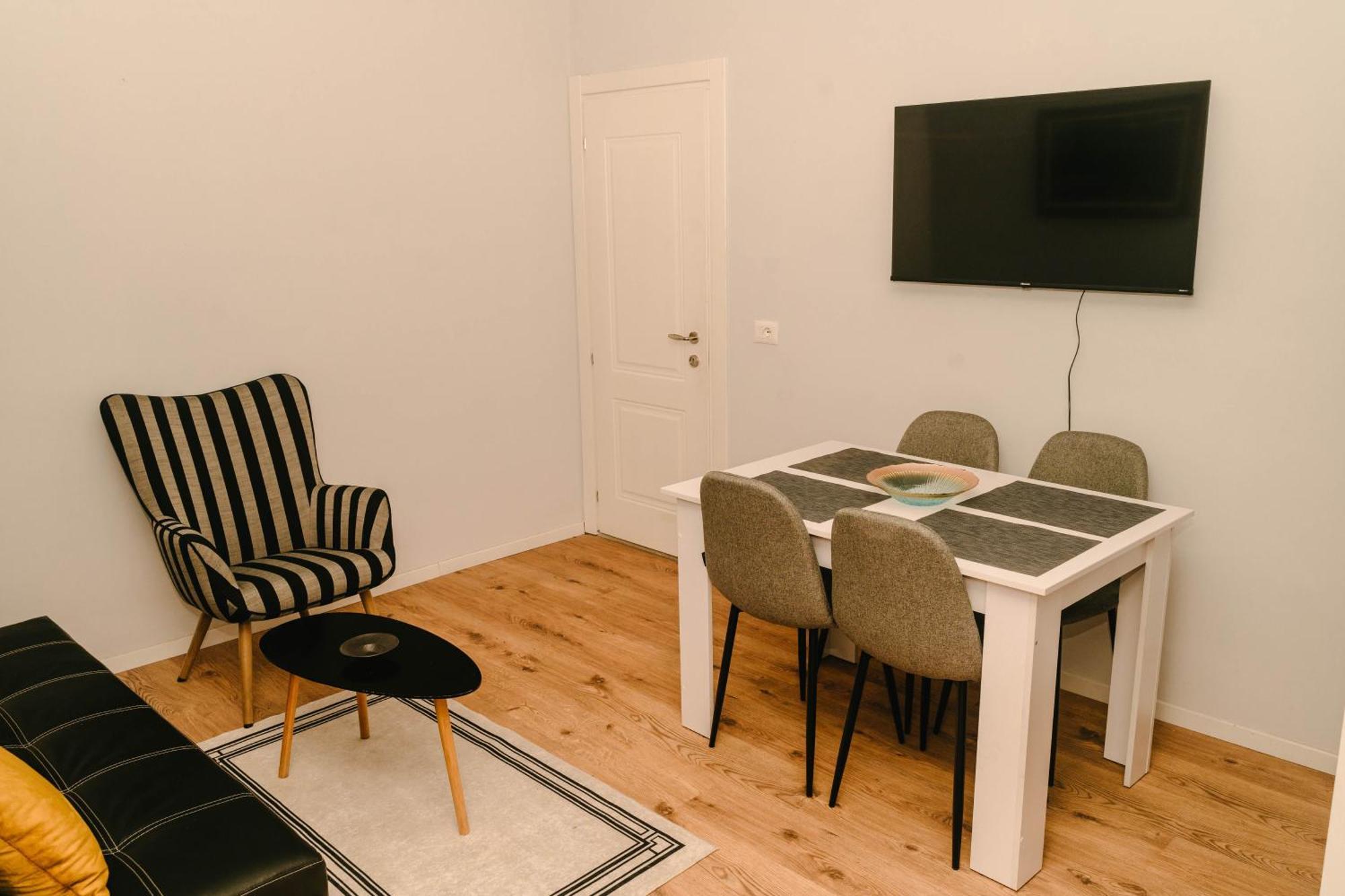 Studio Flat In Heart Of 티라나 외부 사진