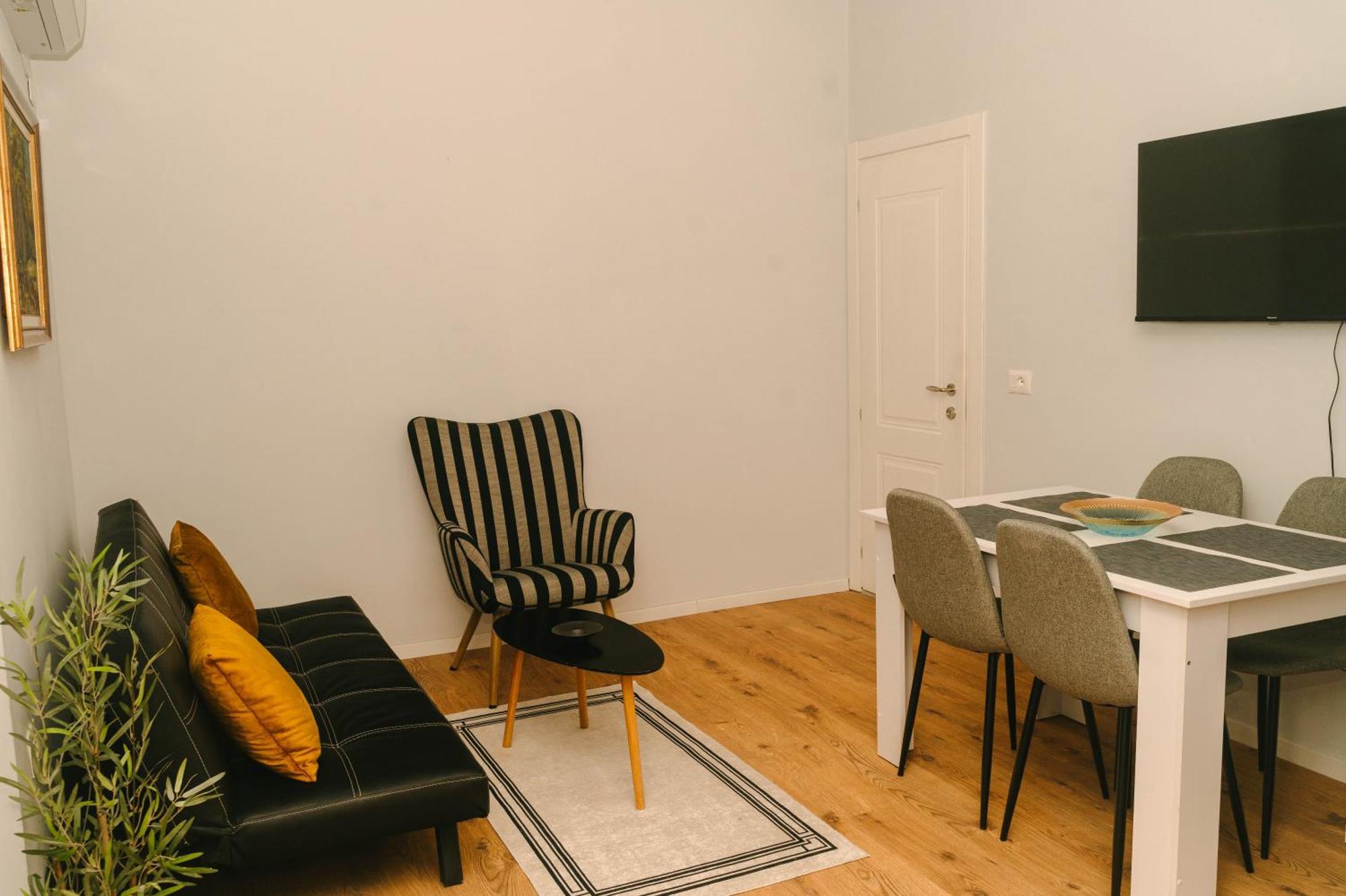 Studio Flat In Heart Of 티라나 외부 사진